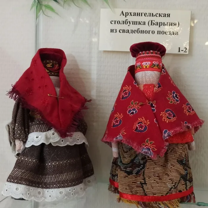 Приглашаем в библиотеку на выставку русских народных кукол