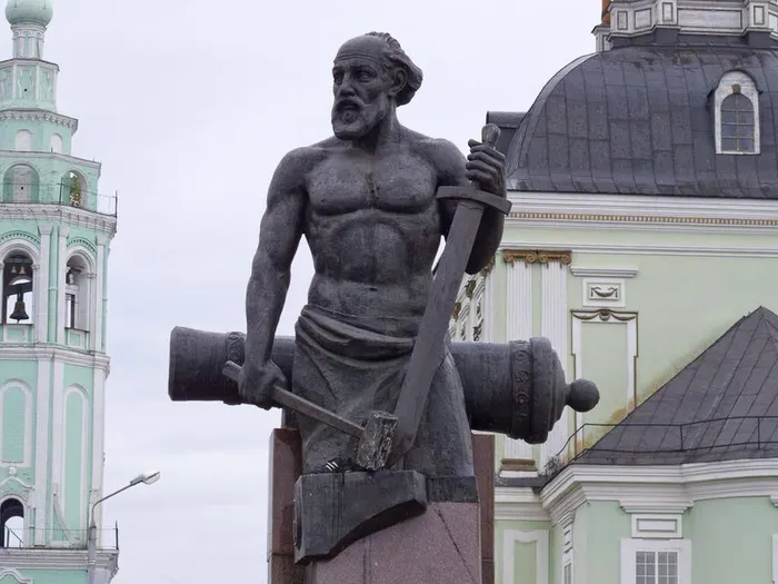 Памятник Никите Демидову в Туле